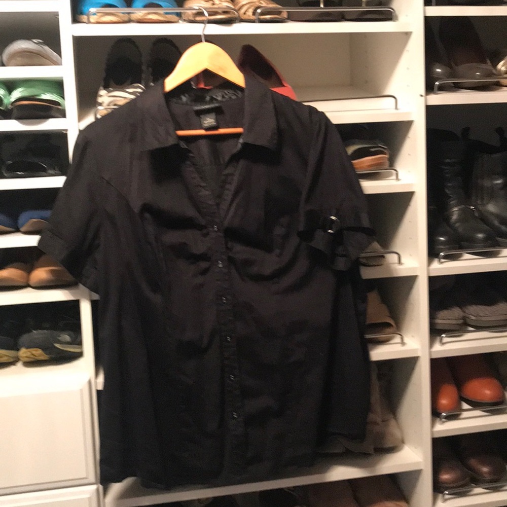 Black short-sleeve dress shirt